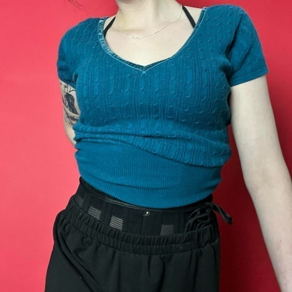 teal sweater style tee shirt 🩵🖤